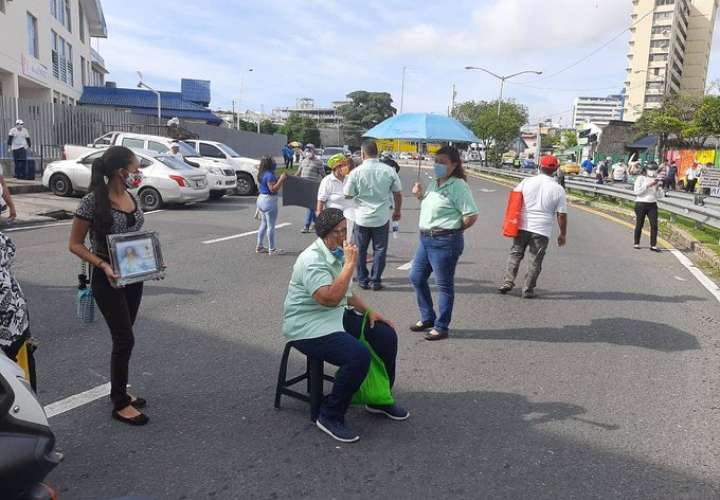 Pacientes afectados por dietilenglicol proceden a cerrar avenida Balboa