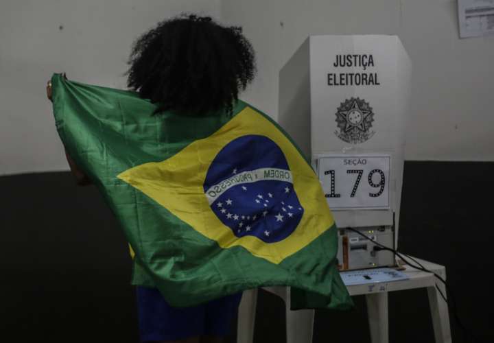 Ciudadanos depositan su voto en los colegios electorales, hoy en Río de Janeiro (Brasil). EFE