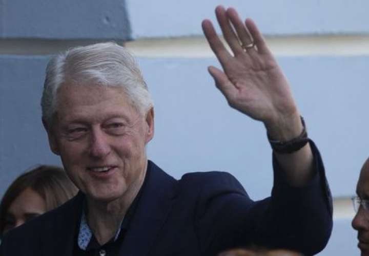 Expresidente Clinton camina por el Casco Antiguo