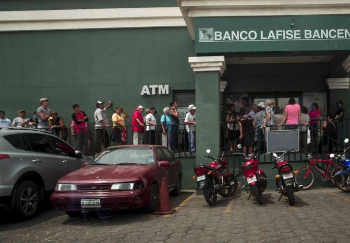 Adulto mayor muere haciendo fila por su pensión en Nicaragua (Video)