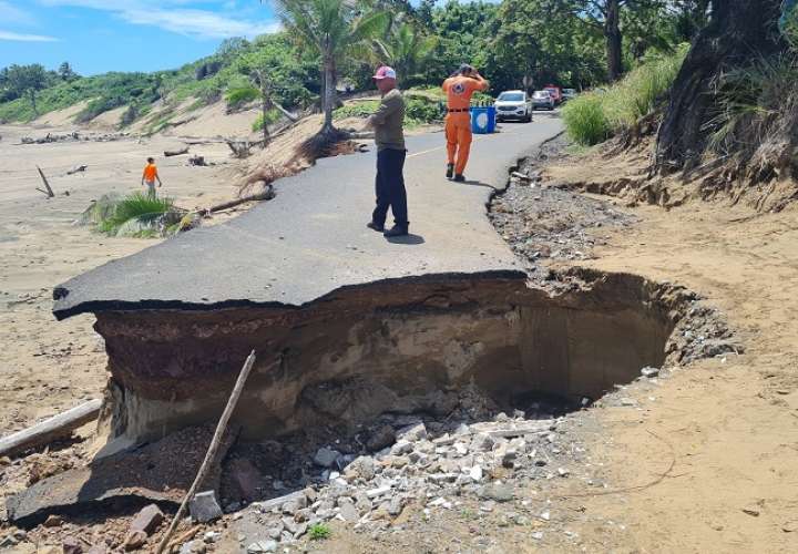 La calle de acceso a playa El Toro colapsó producto de la fuerza de las mareas. Foto: Radio Panamá