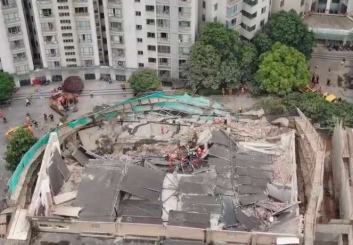 Fotografía realizada con un dron que muestra las labores de rescate de las personas que quedaron atrapadas bajo los escombros de un edificio que se derrumbó este jueves en el centro de Shangái, China. EFE