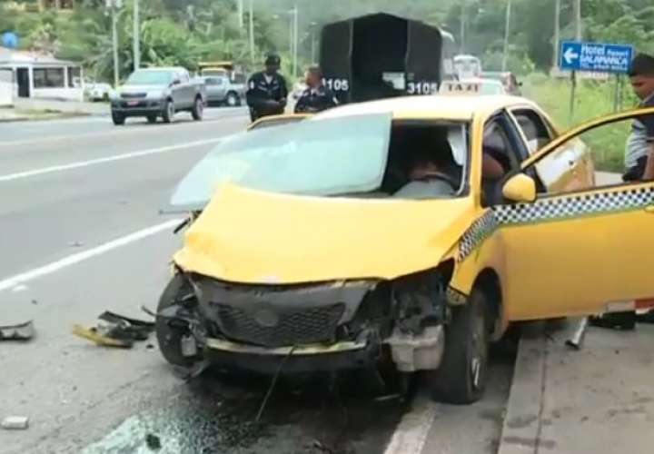 Colisión entre taxi y camioneta deja dos heridos