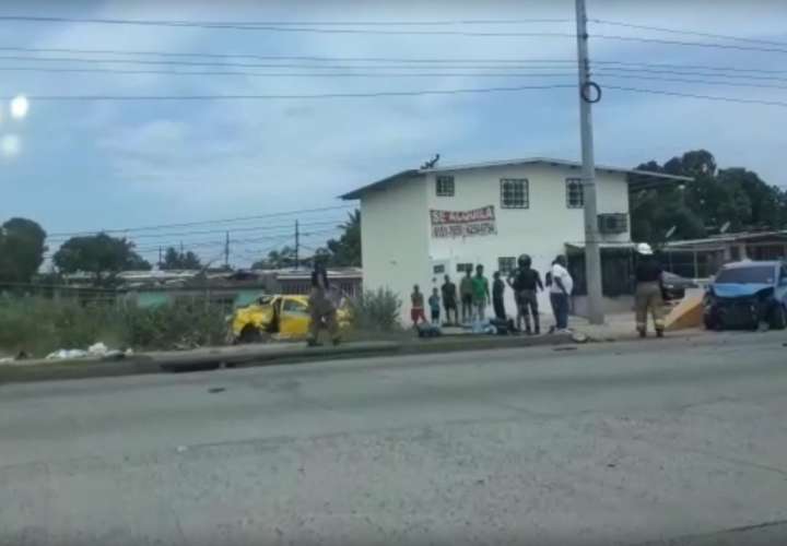 Zumban taxi fuera de la vía tras brutal colisión en la Panamericana (Video)