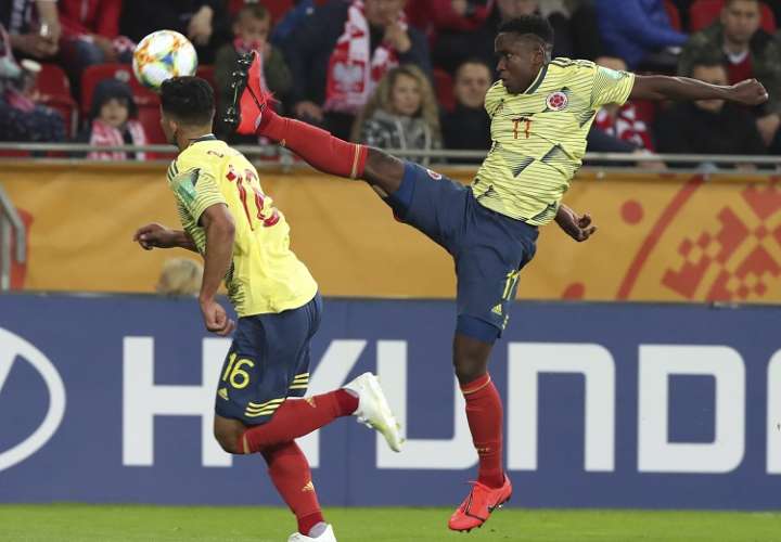 Luis Sinisterra anotó los dos primeros goles  de Colombia./ Foto AP