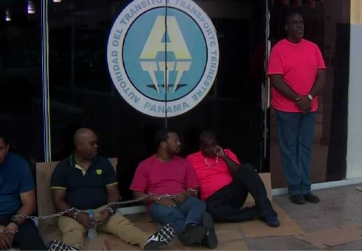 Taxistas de Colón en vigilia y encadenados en las afueras de la sede de la ATTT