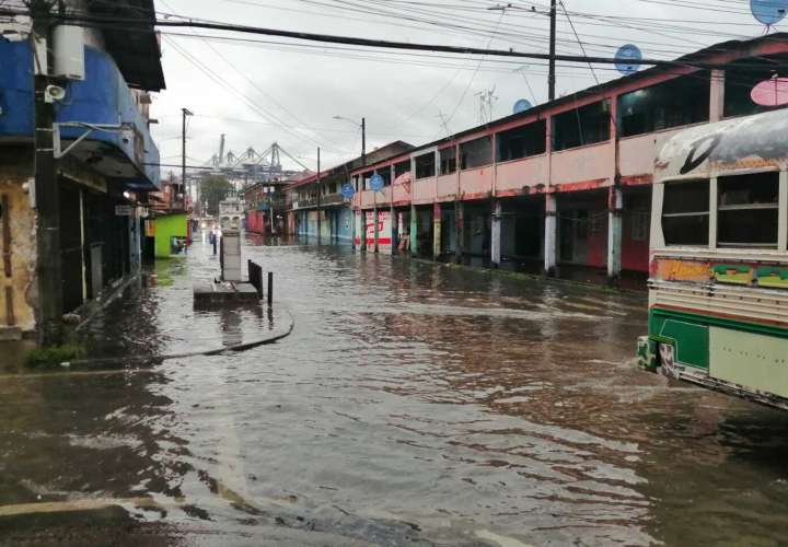 Una vez más ciudad de Colón amanece inundada [Video]
