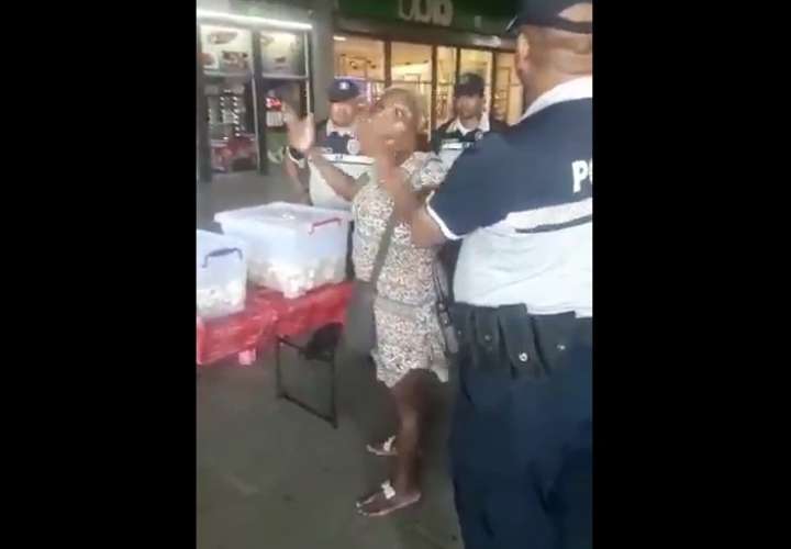 Vendedora luchó por sus saus durante intento de desalojo (Video)