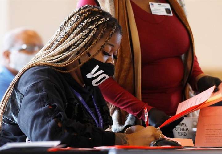 Oficiales realizan un conteo de votos en Atlanta, Georgia, EEUU. Foto: EFE