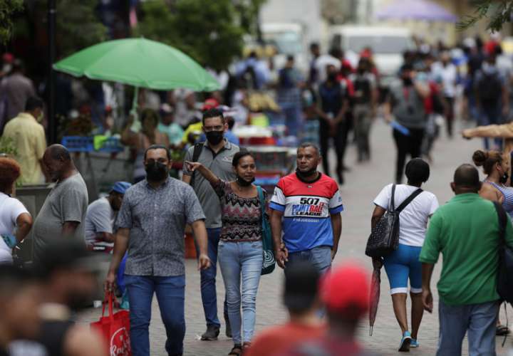 Personas caminan sin mascarillas el 5 de julio de 2022, en la Avenida Central en Ciudad de Panamá (Panamá). EFE