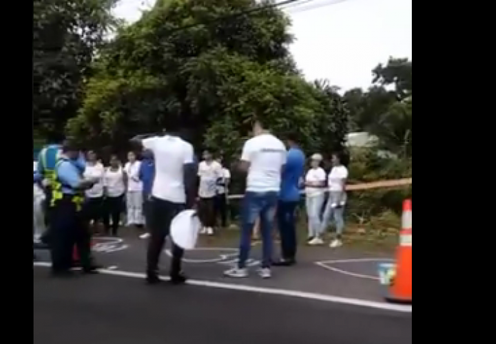 Corazones azules en memoria de los muertos tras trágico accidente de Las Lajas