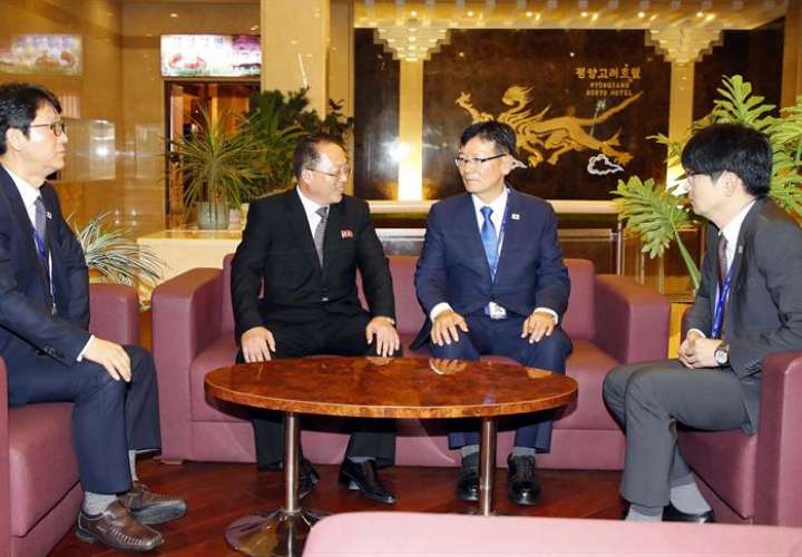El secretario presidencial surcoreano de Unificación, Suh Ho (2d), se reúne con el vicedirector de la entidad que gestiona asuntos intercoreanos en Pionyang, Jon Jong-su (2i), en la ciudad fronteriza de Kaesong en Corea del Norte. EFE/ Yonhap