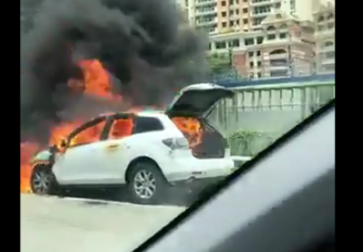 Fuego arrasa con dos autos