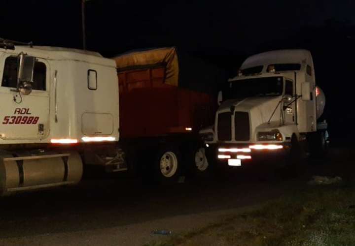 Choque entre camiones provoca derrame de gasolina y maíz