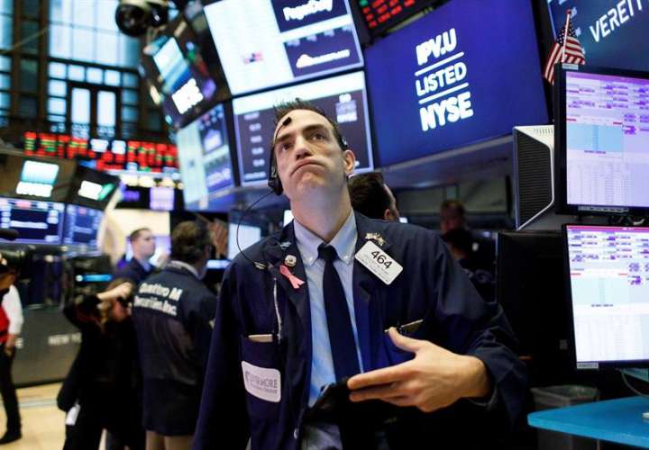 Wall Street se hunde un 7 % en apertura y se paralizan operaciones 15 minutos