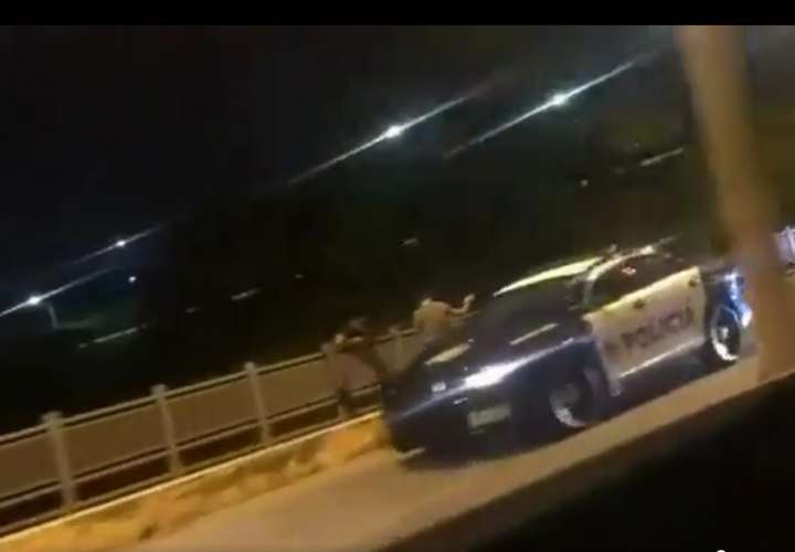Policías persuaden a hombre y evitan que se lance de puente en el Corredor Norte