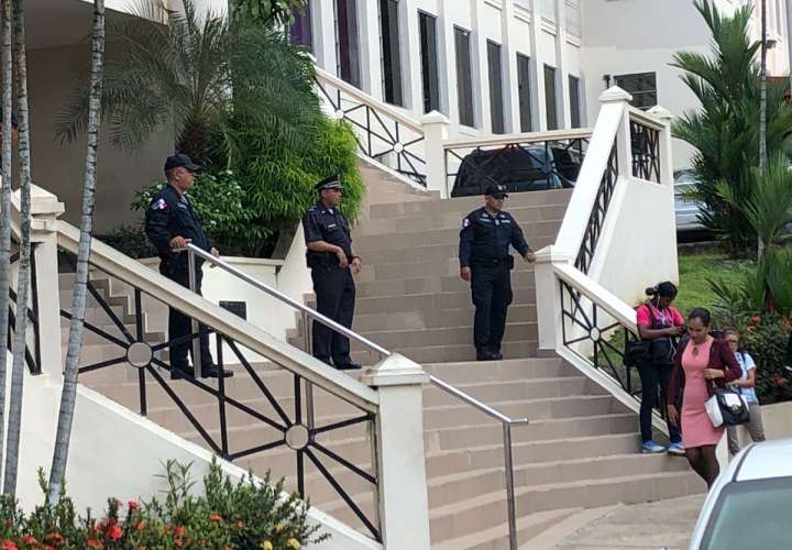 Vista externa de la Corte Suprema de Justicia de Panamá custodiada por unidades de la Policía Nacional. Foto: @Frenadeso
