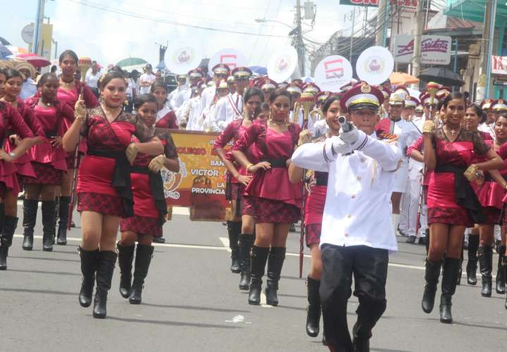 Lucidos desfiles patrios en las provincias