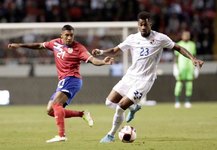 José Guillermo Ortiz (i) de Costa Rica disputa el balón contra Michael Murillo de Panamá. /EFE