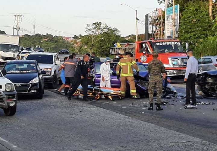 Trancazo de frente entre dos autos deja 6 heridos en Costa Verde