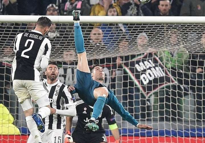 Cristiano Ronaldo anota de chilena ante la Juventus./EFE
