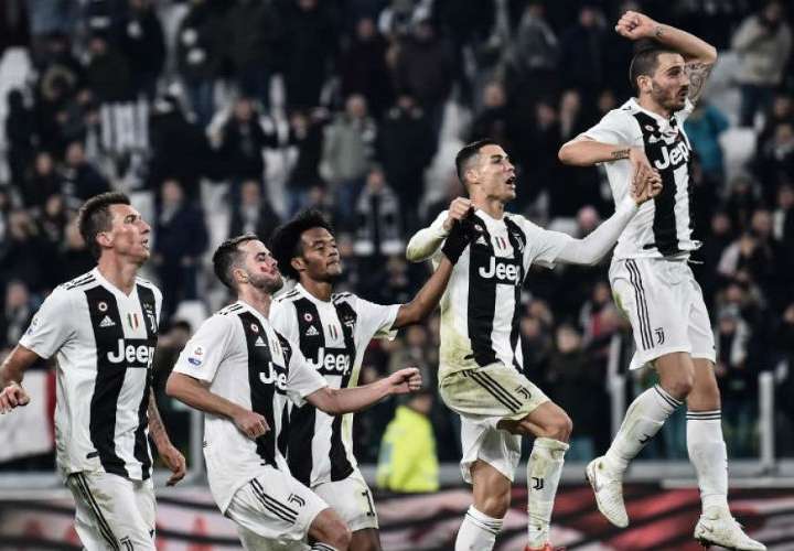 Cristiano Ronaldo celebra con sus compañeros de equipo una de las victorias del Juventus. Foto: AP