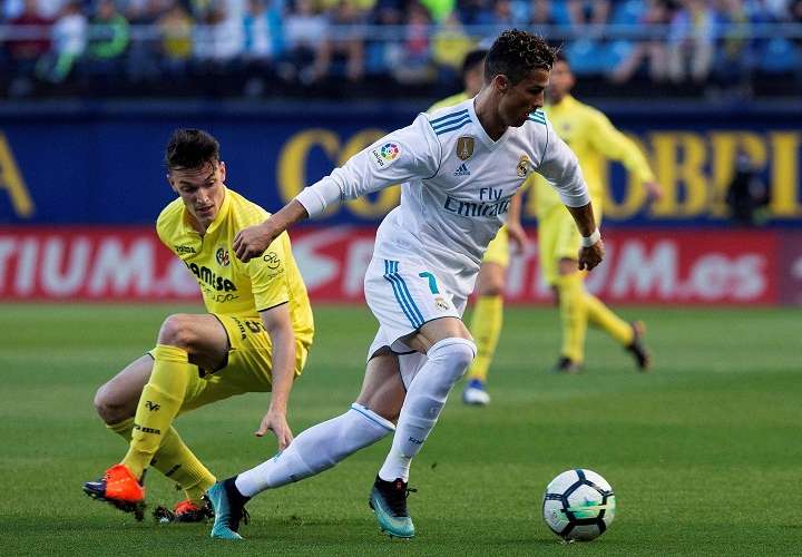 Cristiano Ronaldo (d), protege el balón ante la presencia del defensa del Villarreal, Adrián Marín. Foto: EFE