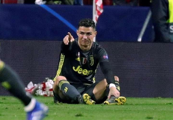  Cristiano Ronaldo se lamenta durante el partido de ida de octavos de final de la Liga de Campeones. Foto: EFE