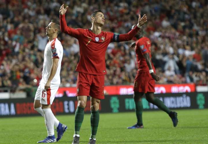 El portugués sufrió una lesión en el muslo derecho y se tuvo que retirar a la media hora del empate 1-1 de su selección ante Serbia. Foto: AP