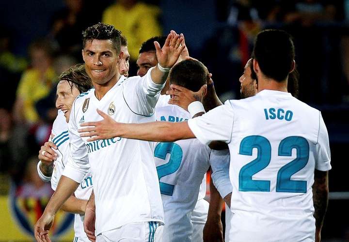 Cristiano Ronaldo (izq.), celebra con sus compañeros tras marcar un gol. Foto: EFE