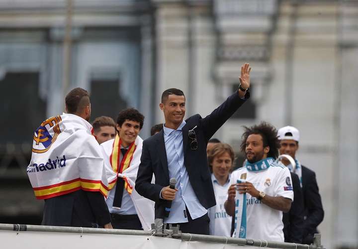 Cristiano Ronaldo (centro) y Marcelo Vieira (dcha.) junto a la estatua de la Cibeles durante el recorrido por las calles de Madrid. Foto: EFE
