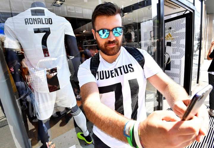 - Un aficionado del Juventus posa con la nueva camiseta 