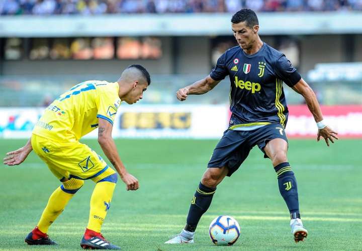 Cristiano Ronaldo (dcha.) durante su primer partido de liga italiana con la Juventus. Foto: AP