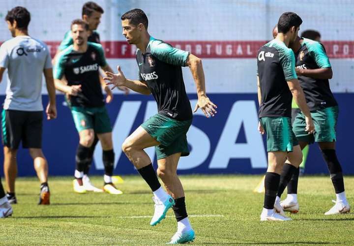 Cristiano Ronaldo en acción durante los entrenamientos de Portugal en Kratovo. Foto EFE