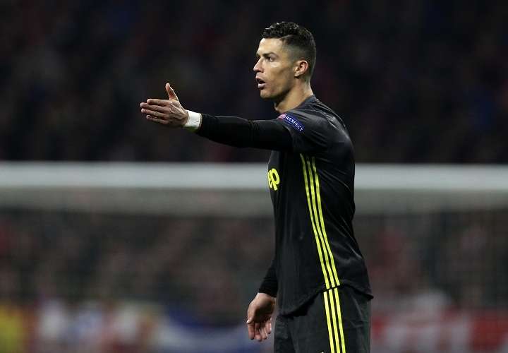  Cristiano Ronaldo no contestó a las preguntas de los periodistas tras la derrota de su equipo . Foto: AP