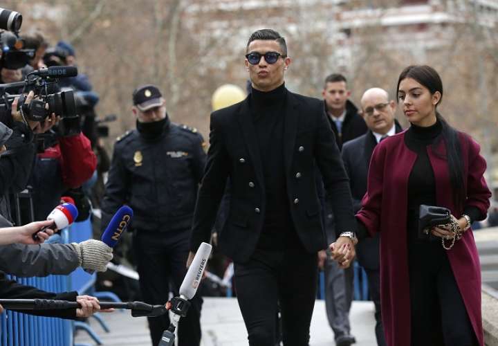 Cristiano Ronaldo  junto a su novia Georgina Rodríguez ingresan al juzgado en Madrid. Foto: AP 