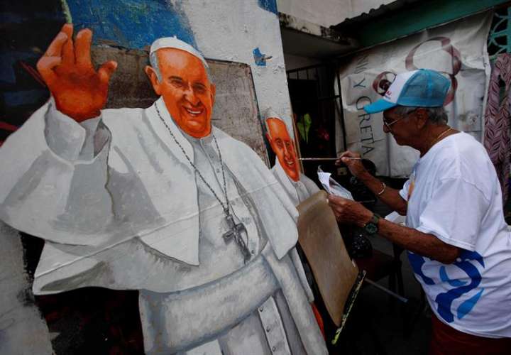 Cristóbal Rodríguez pinta una imagen del Papa Francisco hoy, martes 15 de enero de 2019, en su taller en la capital panameña. EFE