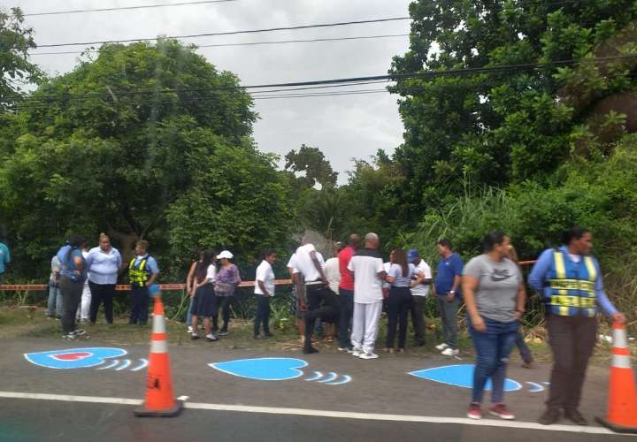 Corazones azules en memoria de los muertos tras trágico accidente de Las Lajas