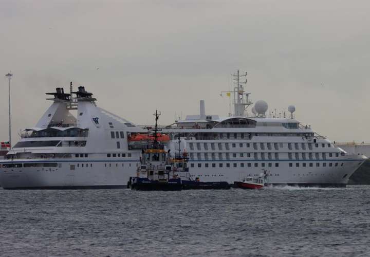 El crucero Star Breeze de la línea Windstar Cruise, con 87 turistas abordo, arriba hoy al puerto de Cartagena de Indias (Colombia). EFE