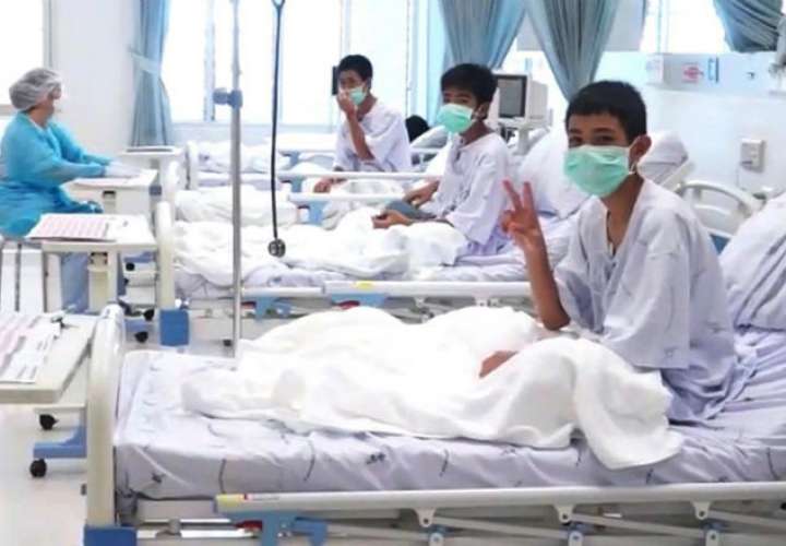 Varios de los niños rescatados de la cueva Tham Luang son atendidos en el hospital. Foto:EFE