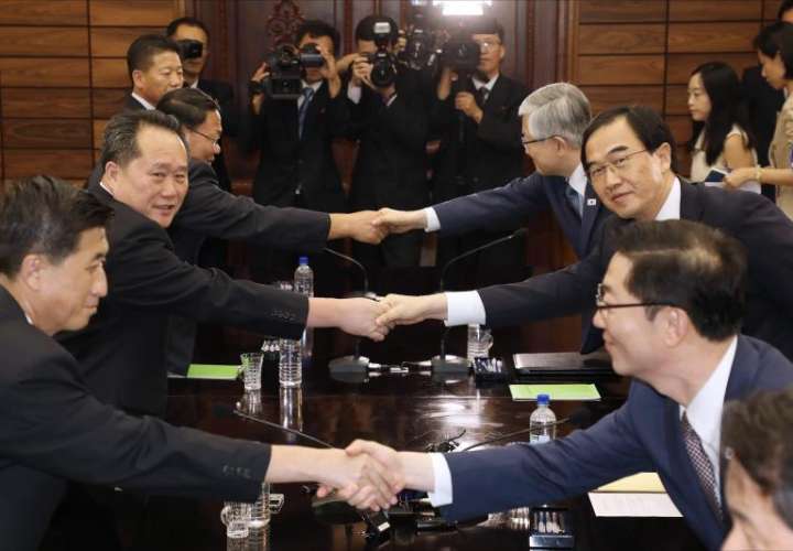 El ministro de Unificación surcoreano, Cho Myoung-gyon (2-d), saluda al presidente del Comité de Reunificación Pacífica, Ri Son-gwon (2-i), tras su reunión hoy en la aldea Panmunjom, en la militarizada frontera entre las dos Coreas. EFE
