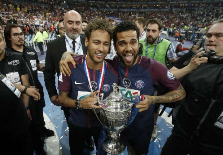 Dani Alves (dcha.) junto a Neymar en la celebración por el título de la Copa del Rey.