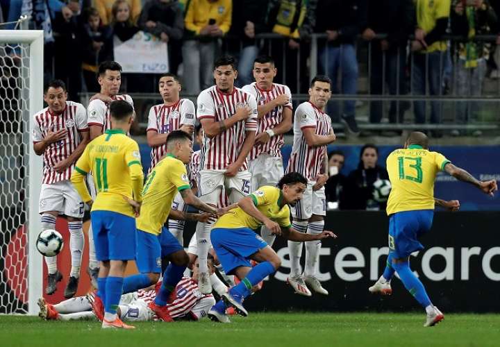 Los paraguayos hicieron la vida imposible a los brasileños esta noche./ AP