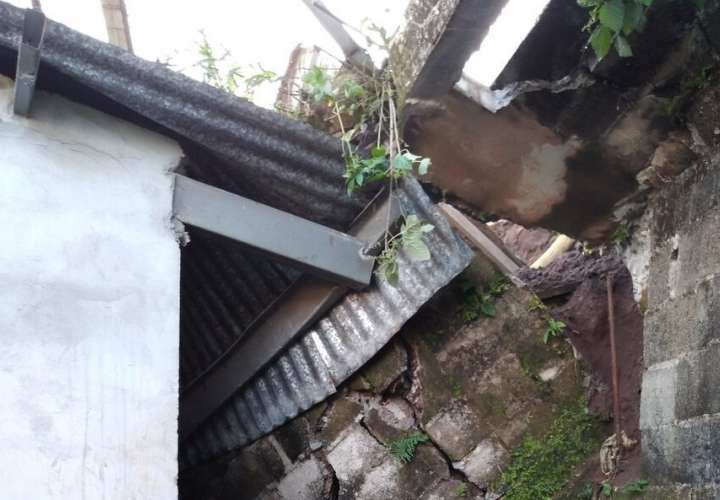 Derrumbe de muro afecta a dos viviendas en San Miguelito