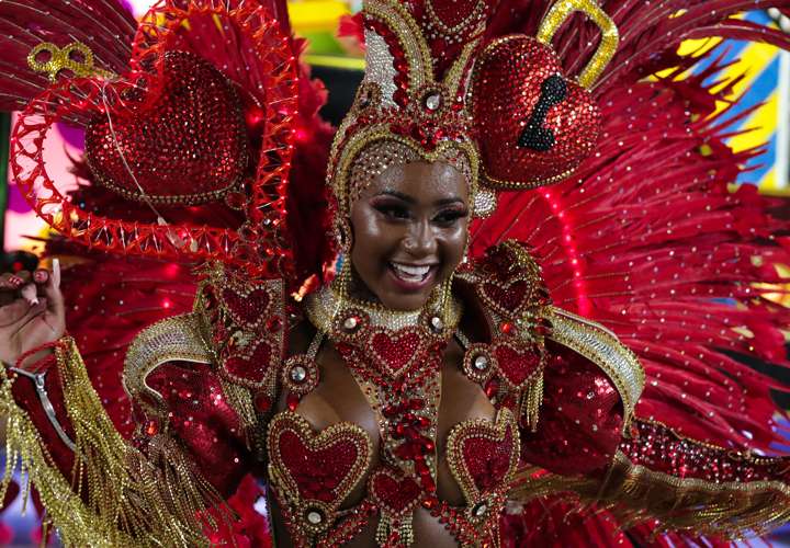  El desfile de carnaval de Río festejó la superación de la pandemia 