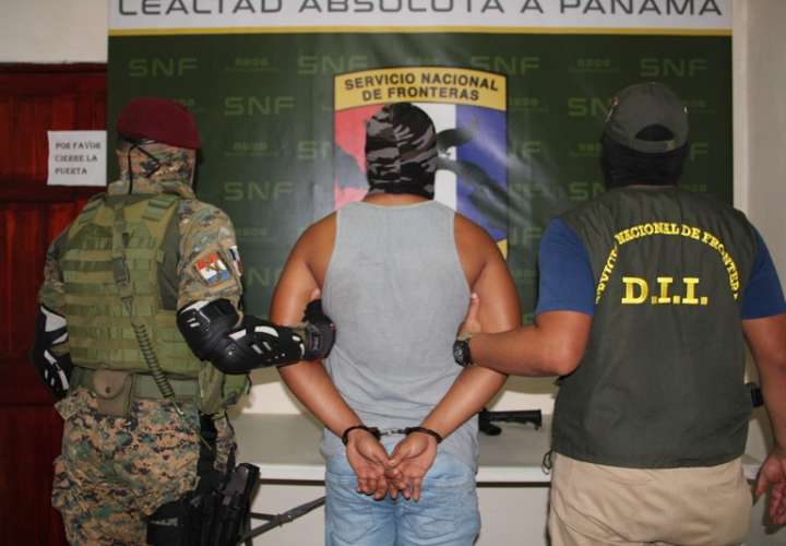 Un sujeto fue retenido en Paso Canoas por portar un fusil de guerra con dos proveedores.