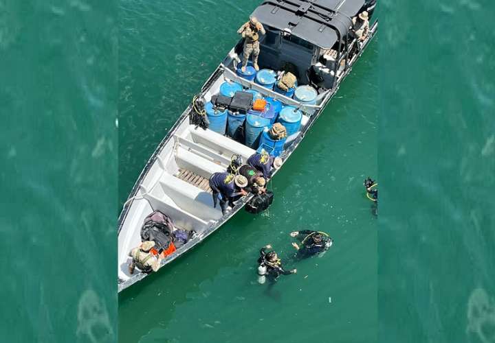 El maletín con la droga estaba adherido al casco del buque.