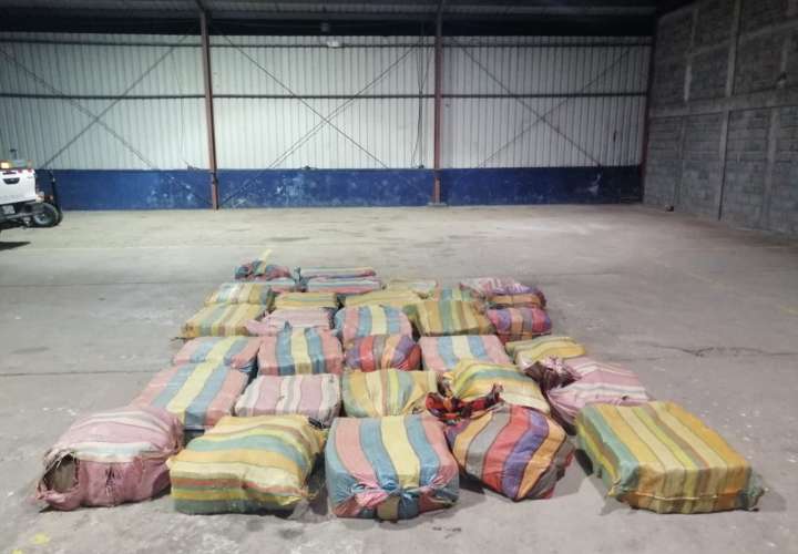 Atrapan 2 nicaragüenses y un colombiano con  1,240 paquetes de droga en Veraguas