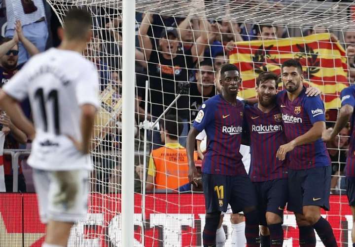 El delantero argentino del FC Barcelona, Lionel Messi (2d), celebra con sus compañeros tras marcar el 6-2 ante el Huesca./ EFE