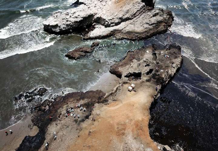 Vista aérea de los daños ambientales en la playa de Ventanilla, tras el derrame de petróleo vertido el sábado al océano Pacífico desde la refinería peruana de La Pampilla, en una fotografía de archivo. EFE